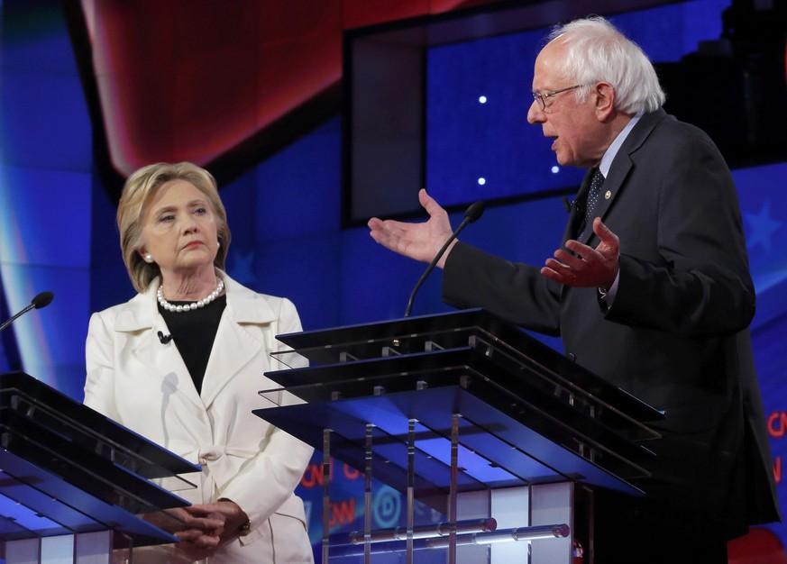 Hillary Clinton und Bernie Sanders während der TV-Debatte von gestern Donnerstag.