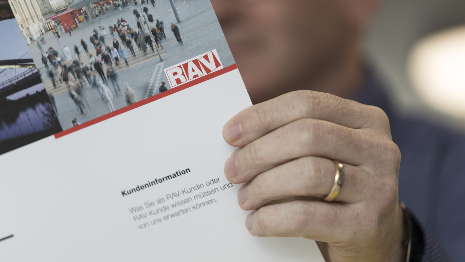 ARCHIVBILD ZUM RUECKGANG DER ARBEITLOSIGKEIT IM MAERZ 2018, AM MONTAG 9. APRIL 2018 - [Symbolic Image, Staged Picture] An unemployed person looks at information documents, pictured in a waiting room o ...