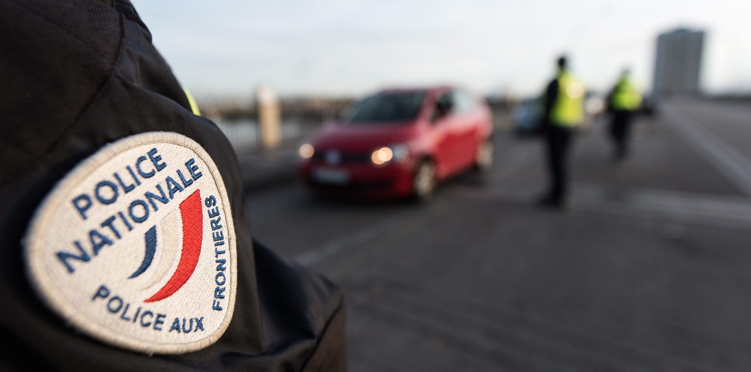 epa05024184 Border control police check cars in the border between France and Germany in Strasbourg, France, 14 November 2015. At least 120 people have been killed in a series of attacks in Paris on 1 ...