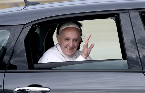 epa04944247 Pope Francis sits in a car after arriving at Joint Base Andrews outside Washington DC, USA, 22 September 2015. Pope Francis is on a five-day trip to the USA, which includes stops in Washin ...