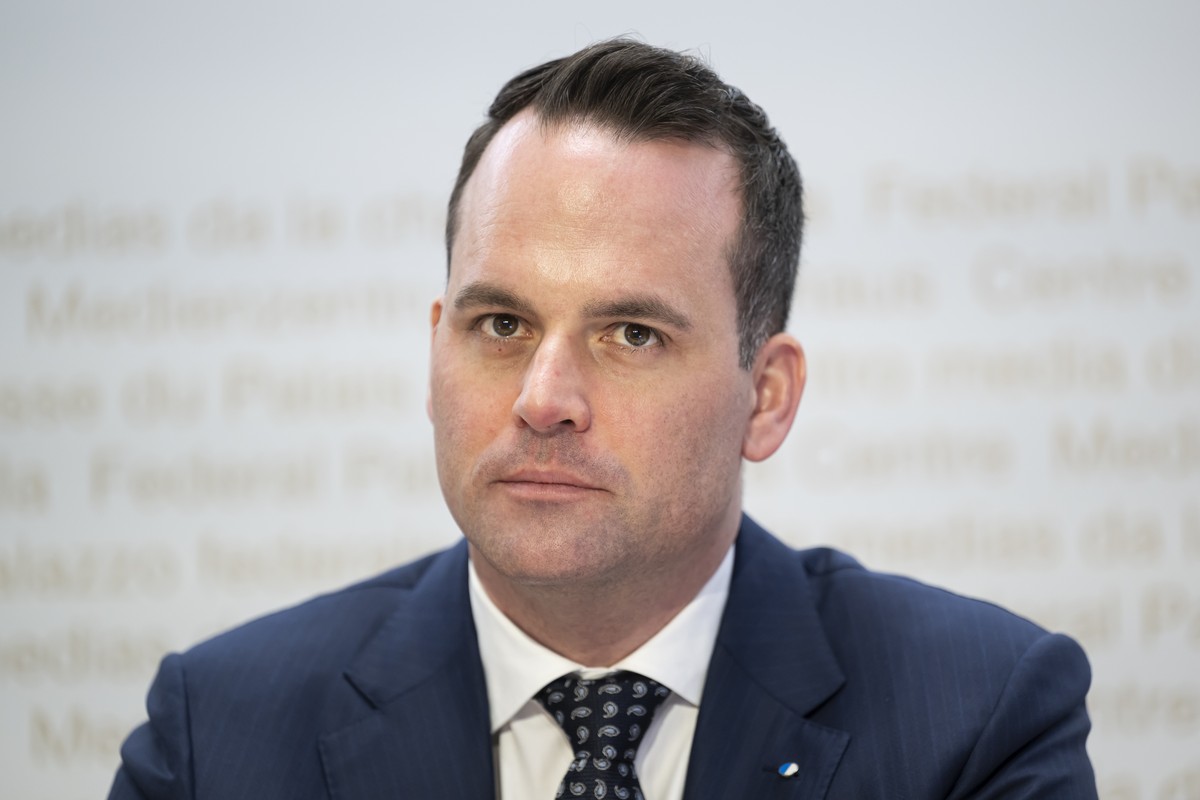Damian Mueller, Staenderat (FDP.Die Liberalen) hoert eine Rede waehrend einer Medienkonferenz von Swiss Family Business (SFB) ueber die Praesentation der Ergebnisse einer neuen Studie zu den Auswirkun ...