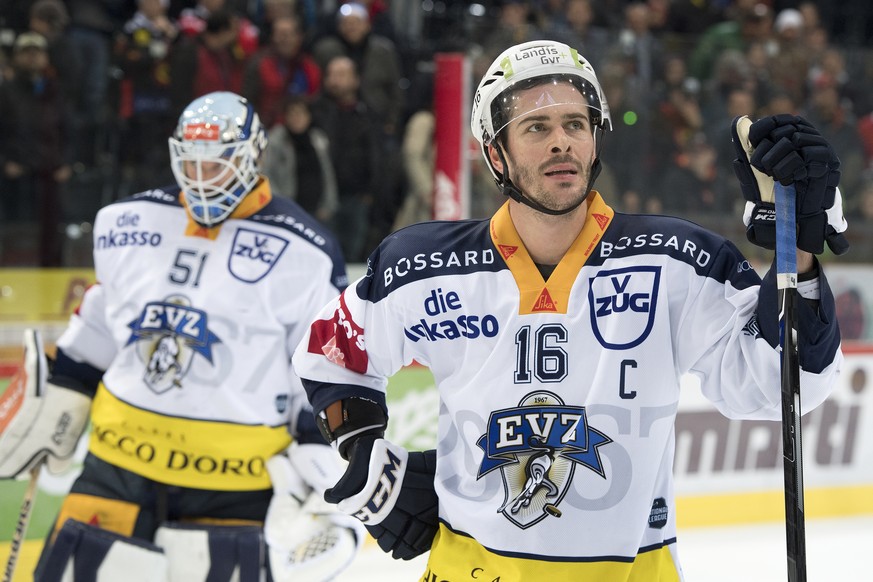 Zugs Raphael Diaz, rechts, und Zugs Torhueter Tobias Stephan, links, reagieren nach der Niederlage (1-2) beim Eishockey Meisterschaftsspiel der National League zwischen den SC Bern und dem EV Zug, am  ...