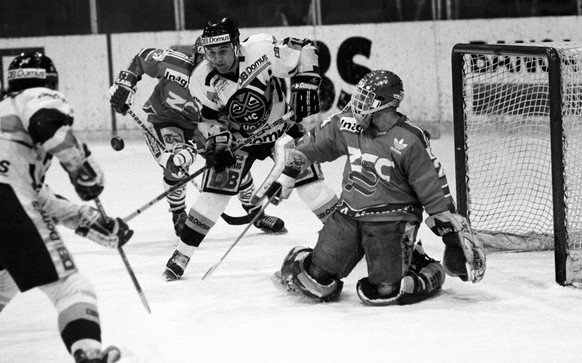 Der Luganospieler Fritsche, links, verschiesst vor ZSC-Torhueter Simmen waehrend dem Meisterschaftspiel in Lugano am 8. Maerz 1992. (KEYSTONE/Str)