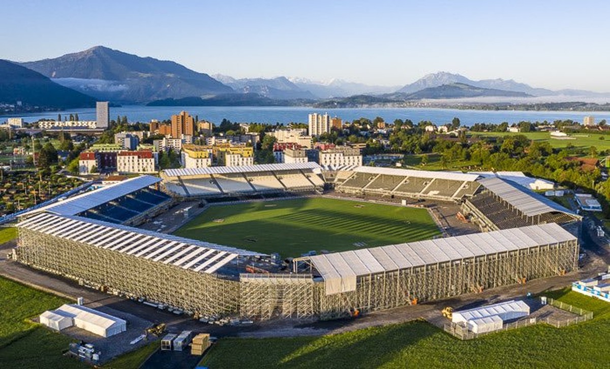 Die Arena von Zug mit Rigi und Pilatus im Hintergrund.