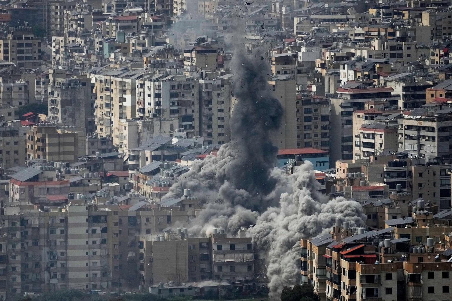 KEYPIX - Smoke rises following an Israeli airstrike in Dahiyeh, Beirut's southern suburbs, Friday, March 6, 2026. (KEYSTONE/AP Photo/Hussein Malla)