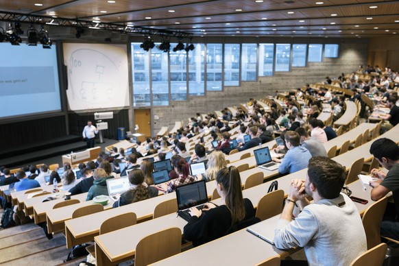 Students follow Prof. Dr. Christoph Lechner&#039;s lecture &quot;Strategic Management&quot; in the lecture hall &quot;Auditorium maximum&quot; at the University of St. Gallen HSG in St. Gallen, Switze ...