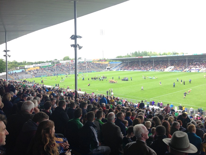 Das Stadion ist gut gefüllt und Freund neben Feind: Beim Hurling kein Problem.