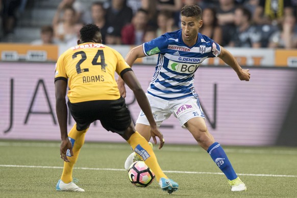 YBs Kasim Adams Nuhu, links, gegen Lausannes Nassim Ben Khalifa, rechts, im Fussball Meisterschaftsspiel der Super League zwischen dem BSC Young Boys und dem FC Lausanne-Sport, LS, im Stade de Suisse  ...