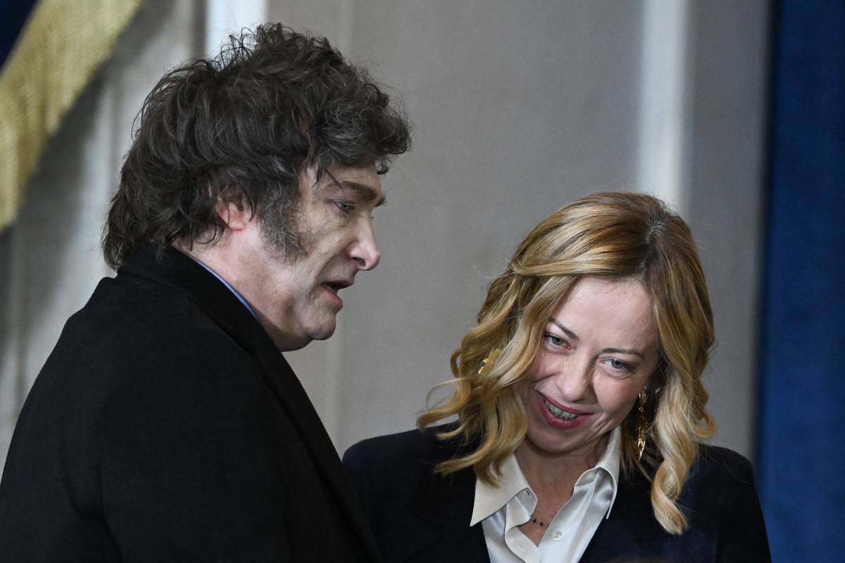 epa11838724 (L-R) Argetina's President Javier Milei and Prime Minister of Italy Giorgia Meloni arrive for the inauguration ceremony before Donald Trump is sworn in as the 47th US President in the ...