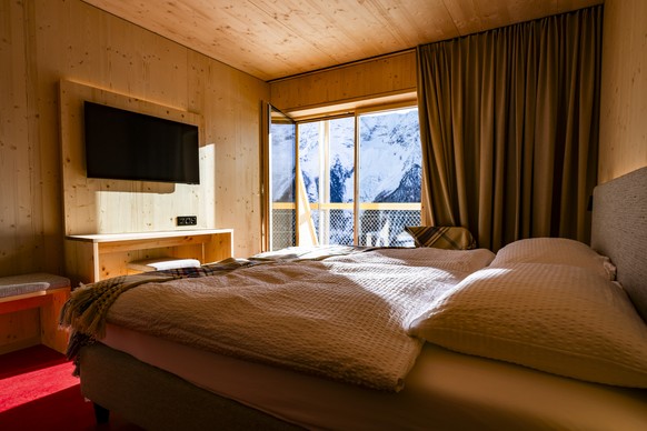Une vue d'une chambre de l'hotel Momentum Lauchernalp Lodge lors de l'inauguration de l'hotel plus de six mois apres la catastrophe de Blatten le vendredi 19 decembre 2025 a Lauche ...