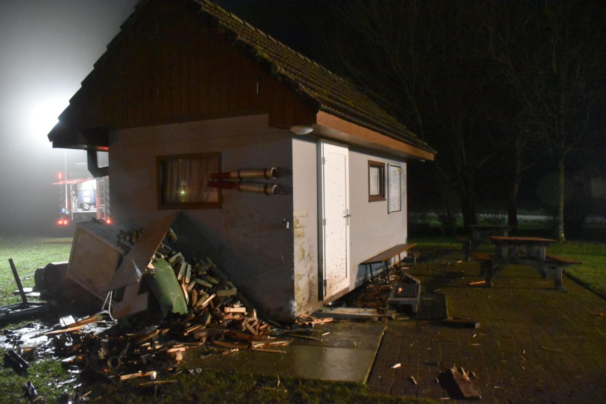 Vier Personen sind bei einem Verkehrsunfall am Sonntagabend in Kestenholz SO verletzt worden. Ein 20-jährige Lenker prallte mit seinem Auto ins Vereinslokal der örtlichen Modellfluggruppe, weil er die ...