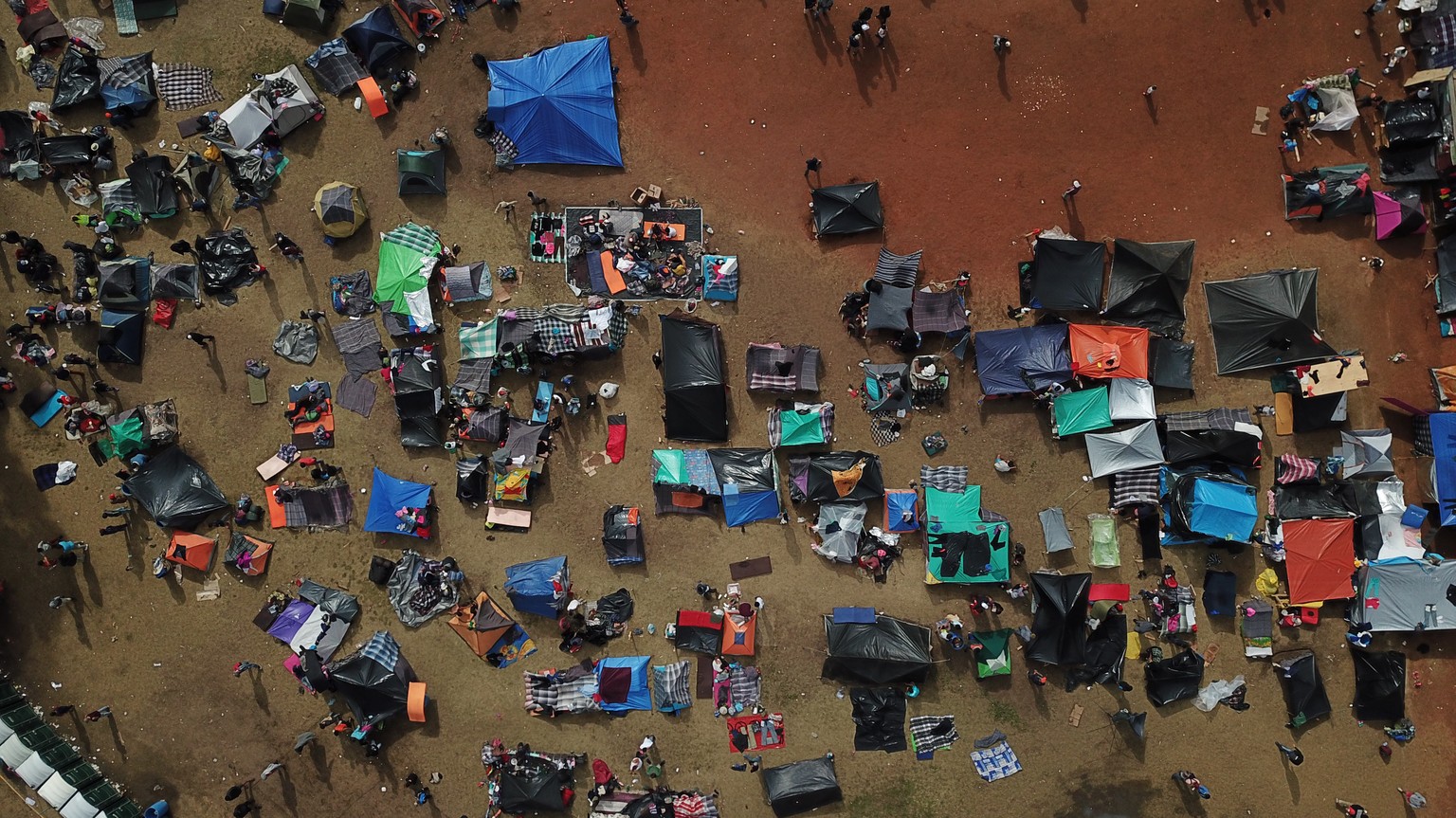 epaselect epa07183442 Central American migrants remain in a shelter at the Sports Center Benito Juarez, in Tijuana, Mexico, 22 November 2018. Dozens of Central Americans from the migrant caravan are f ...