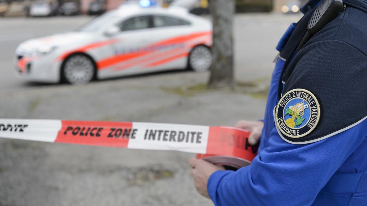 Une personne perd la vie dans un accident de la route à St-Prex (VD)
[Editor's note: photo mise-en-scene] Un policier (gendarme) du corps de gendarmerie de la Police cantonale vaudoise met en pla ...