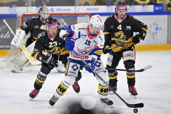 Ajoies Frederic Gauthier, links, gegen Klotens Miro Aaltonen, rechts, beim Eishockey-Qualifikationsspiel der National League zwischen dem HC Ajoie und dem EHC Kloten in der Raiffeisen Arena in Porrent ...