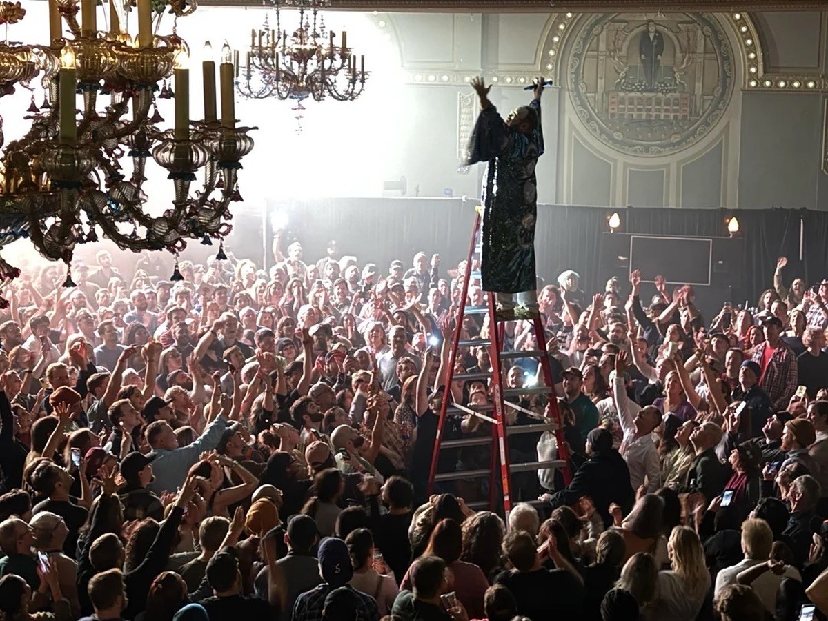 AccidentalRenaissance
St. Paul &amp; the Broken Bones with the final number of this night

https://www.reddit.com/media?url=https%3A%2F%2Fpreview.redd.it%2Fst-paul-the-broken-bones-with-the-final-numb ...