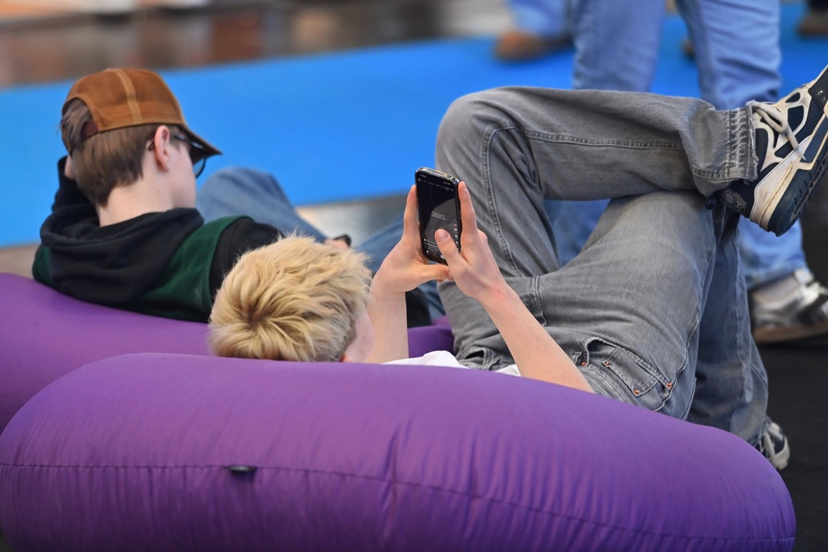 Teenager, männliche Jugendliche, am Smartphone (Symbolbild)