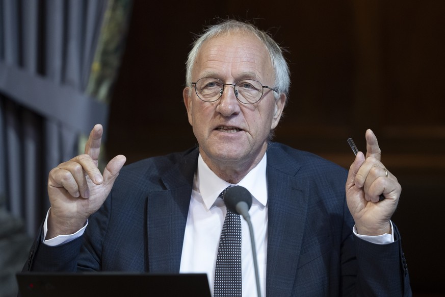 Staenderat Peter Hegglin, Mitte-ZG, spricht an der Debatte ueber das Bankengesetz, Eigenmittelunterlegung auslaendischer Beteiligungen im Stammhaus von systemrelevanten Banken, an der Herbstsession de ...
