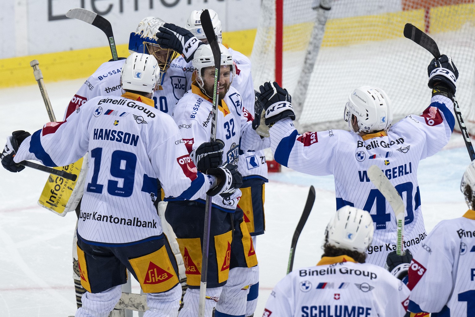 Zugs Spieler feiern ihren Sieg im Eishockey Spiel der National League zwischen dem SC Bern und dem EV Zug, am Samstag, 28. Oktober 2023, in der PostFinance Arena in Bern. (KEYSTONE/Peter Schneider)