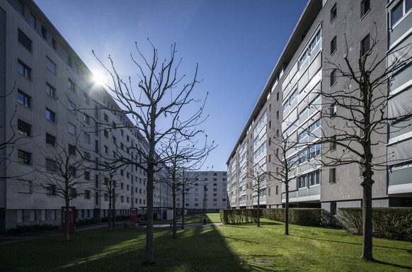 Sicht auf Wohnhaeuser an der Route des Arsenaux, am Dienstag, 28. Maerz 2023, in Marly bei Fribourg. In der Schweiz herrscht generell eine Wohnungsnot. (KEYSTONE/Peter Schneider)