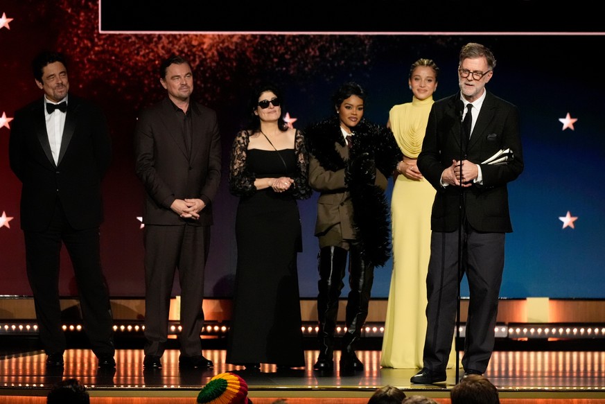 Benicio del Toro, from left, Leonardo DiCaprio, Cassandra Kulukundis, Teyana Taylor, Chase Infiniti, and Paul Thomas Anderson accept the award for best picture for "One Battle After Another" ...