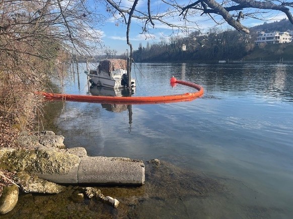 (SHPol) Am Freitag (21.02.2025) ist auf einem Bauernhof in Büsingen (D) aus einem
Traktor Dieselöl ausgeflossen. Dieses musste von den Feuerwehren mit Ölsperren auf
Bächen und dem Hochrhein aufgefange ...