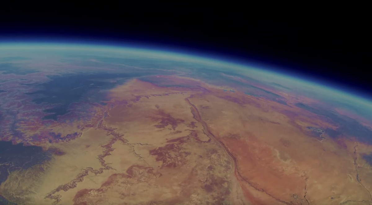 «Über den Wolken, muss die Freiheit wohl grenzenlos sein» – Aufnahme der Go-Pro-Kamera aus 30 Kilometer Höhe.