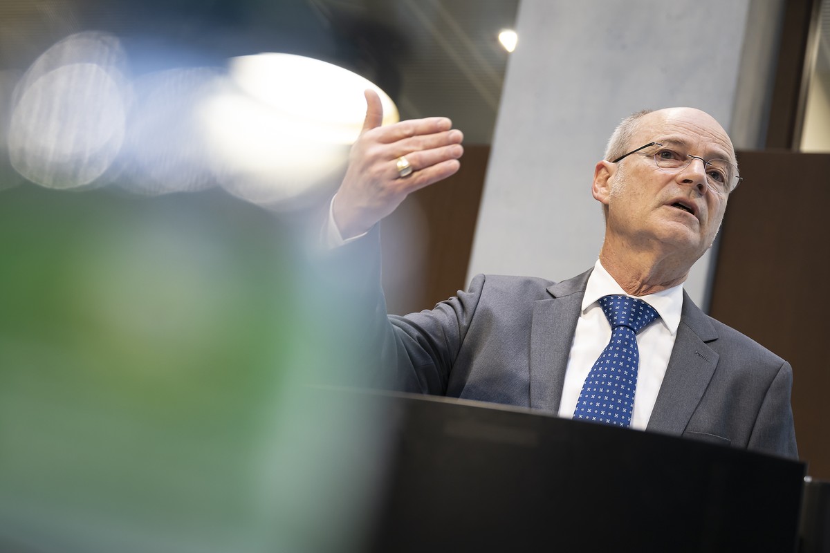 Bundesanwalt Stefan Blaettler spricht waehrend einer Medienkonferenz ueber den Taetigkeitsbericht 2023 der Bundesanwaltschaft, am Donnerstag, 11. April 2024, Verwaltungsgebaeude am Guisanplatz, in Ber ...
