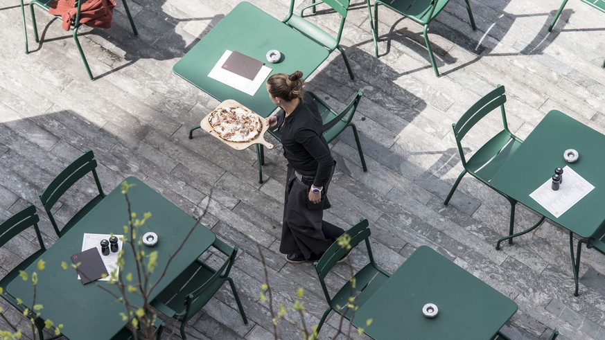 ARCHIVBILD ZUR MELDUNG, DASS AB DEM 11. MAI AUCH RESTAURANTS WIEDER OEFFNEN DUERFEN - Waiter in a restaurant in Zurich, pictured on (KEYSTONE/Christian Beutler)