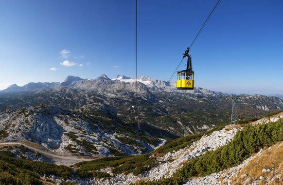 Blick zur Bergstation Gjaid und zum Hohen Dachstein, Dachsteinmassiv, Krippenstein Seilbahn, Obertraun, Salzkammergut, Oberösterreich, Österreich, Europa *** Panoramic view to the mountain station Gja ...