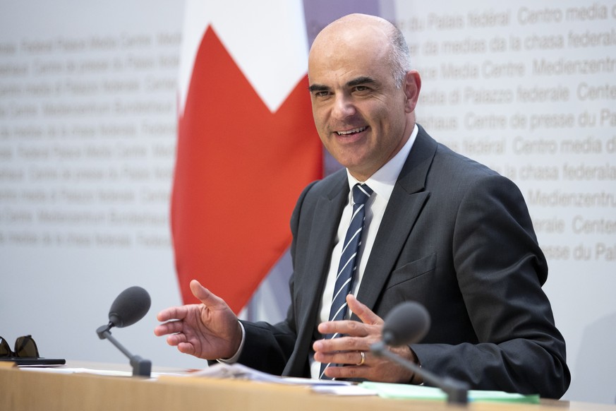 Bundesrat Alain Berset spricht waehrend einer Medienkonferenz des Bundesrates ueber die Situation des Coronavirus, am Mittwoch, 24. Juni 2020 in Bern. (KEYSTONE/Peter Klaunzer)