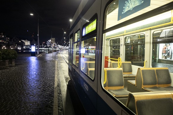 Ein leeres Tram beim Limmatquai in der Neujahrsnacht in Zuerich, aufgenommen am Donnerstag, 31. Dezember 2020. (KEYSTONE/Alexandra Wey)