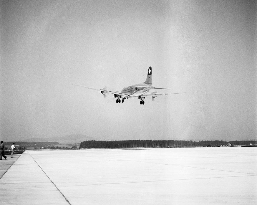 The first aircraft to land, a Douglas DC-4 of Swissair, at the inauguration of Zurich Airport in Kloten in the canton of Zurich on June 14, 1948. (KEYSTONE/PHOTOPRESS-ARCHIV/Ernst Baumann) 

Die erste ...