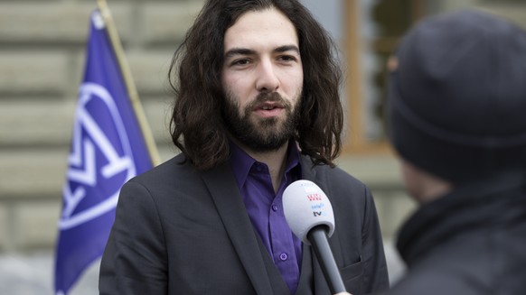 Nicolas Rimoldi, Praesident &quot;Mass Voll&quot; gibt ein Interview, bei der Einreichung des Referendums gegen das Covid-Gesetz, am Donnerstag, 30. Maerz 2023 in Bern. (KEYSTONE/Peter Klaunzer)