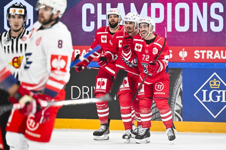 Rapperswil bejubelt das 2-1 durch Gian-Marco Wetter, rechts, im 1/8 Final Eishockeyspiel in der Champions Hockey League zwischen den Rapperswil-Jona Lakers und Adler Mannheim, am Dienstag, 14. Novembe ...