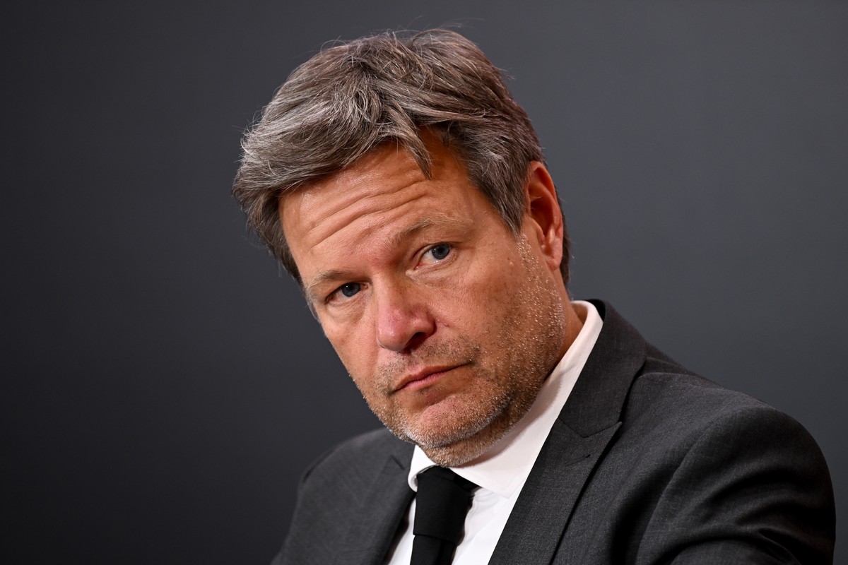 epa10053114 German Minister for Economy and Climate Robert Habeck attends the SPD Economic Forum's conference in Berlin, Germany, 05 July 2022. EPA/FILIP SINGER