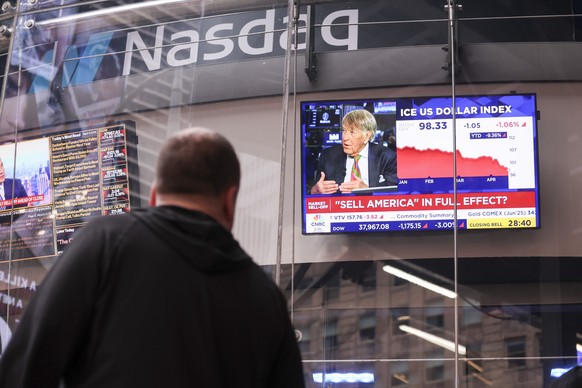 epa12045504 TV news reports show the falling stock market in the Nasdaq studio in New York, New York, USA, 21 April 2025. US stock markets started falling again on 21 April after US President Donald T ...