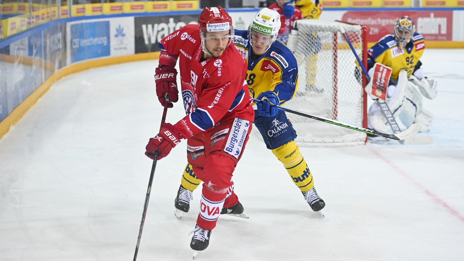 Rapperswils Michael Loosli, links, gegen Davos&#039; Benjamin Baumgartner, im Eishockeyspiel der National League zwischen den Rapperswil-Jona Lakers und dem HC Davos, am Samstag, 28. November 2020, in ...