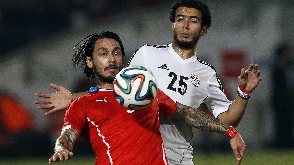 18-facher Nationalspieler: Gaber (hinten) bedrängt Chiles Pinilla.