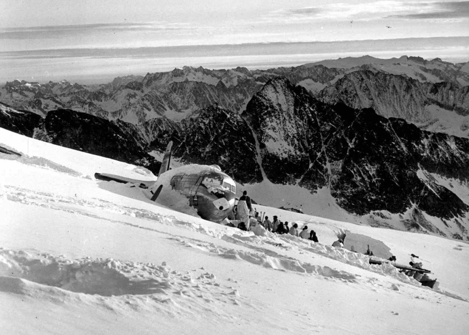 Die abgestuerzte Dakota DC-3 der US Air-Force, am 23. November 1946 auf dem Gauligletscher mit den Passagieren und den Rettungskraeften. Die Maschine, unterwegs von Muenchen nach Marseille, verschwind ...