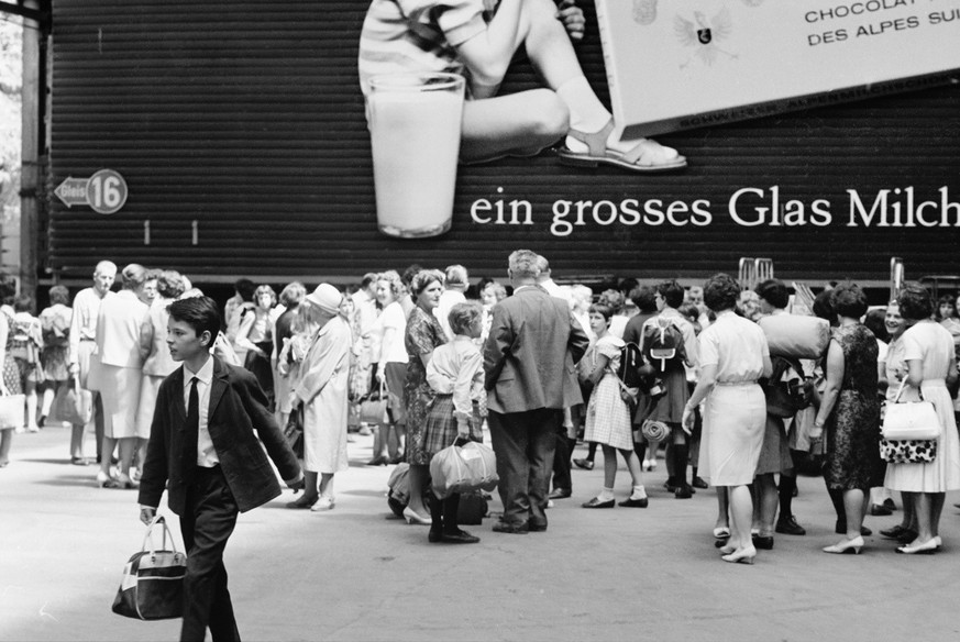 Reisende im Zuercher Hauptbahnhof, aufgenommen 12. Juli 1965. (KEYSTONE/PHOTOPRESS-ARCHIV/Str)