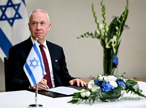 28.09.2023, Berlin: Joav Galant, Verteidigungsminister von Israel, bei der Unterzeichnung des Kaufs des Raketenabwehrsystems Arrow 3 durch Deutschland. Foto: Britta Pedersen/dpa +++ dpa-Bildfunk +++ ( ...