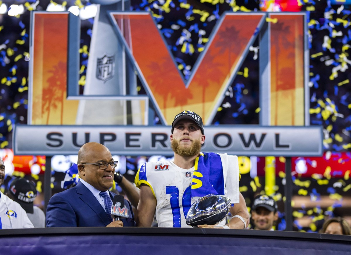 NFL, American Football Herren, USA Super Bowl LVI-Los Angeles Rams at Cincinnati Bengals, Feb 13, 2022 Inglewood, CA, USA Los Angeles Rams wide receiver Cooper Kupp 10 holds the Lombardi Trophy as he  ...