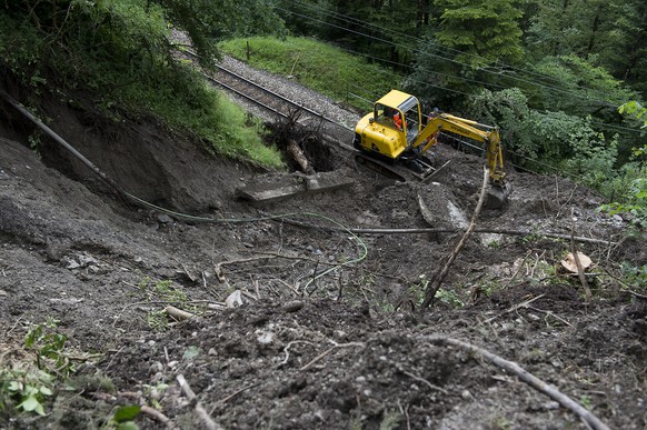 Auch in Montreux werden verschüttete Geleise von Dreck und Steinen befreit.