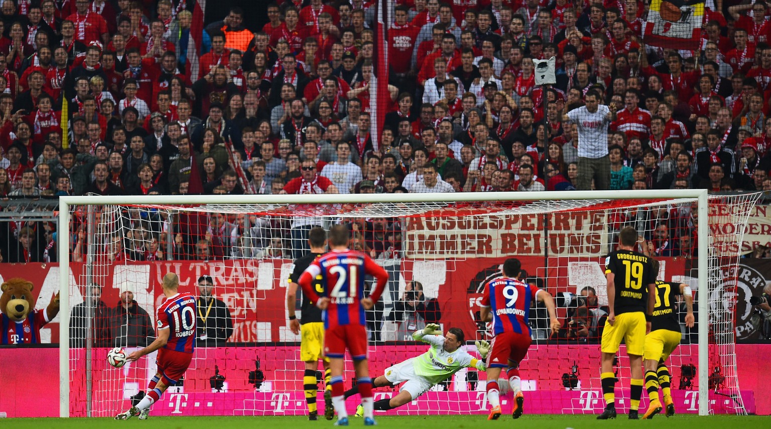 Robben schickt Weidenfeller in die falsche Ecke: Die Entscheidung in der Allianz-Arena.