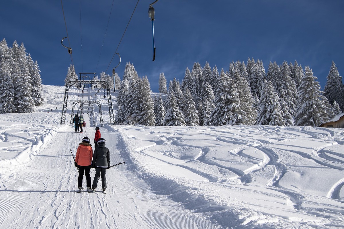 Des skieurs profitent de la neige fraiche en remontant la piste avec un teleski sur le domaine skiable des alpes vaudoises lors de la crise du Coronavirus (Covid-19) le samedi 16 janvier 2021 a La Lec ...