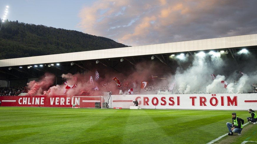 Bieler Fans machen Stimmung vor dem Schweizer Cup Halbfinal-Spiel zwischen dem FC Biel und dem BSC Young Boys, am Samstag, 26. April 2025 in der Tissot Arena in Biel. (KEYSTONE/Peter Klaunzer)