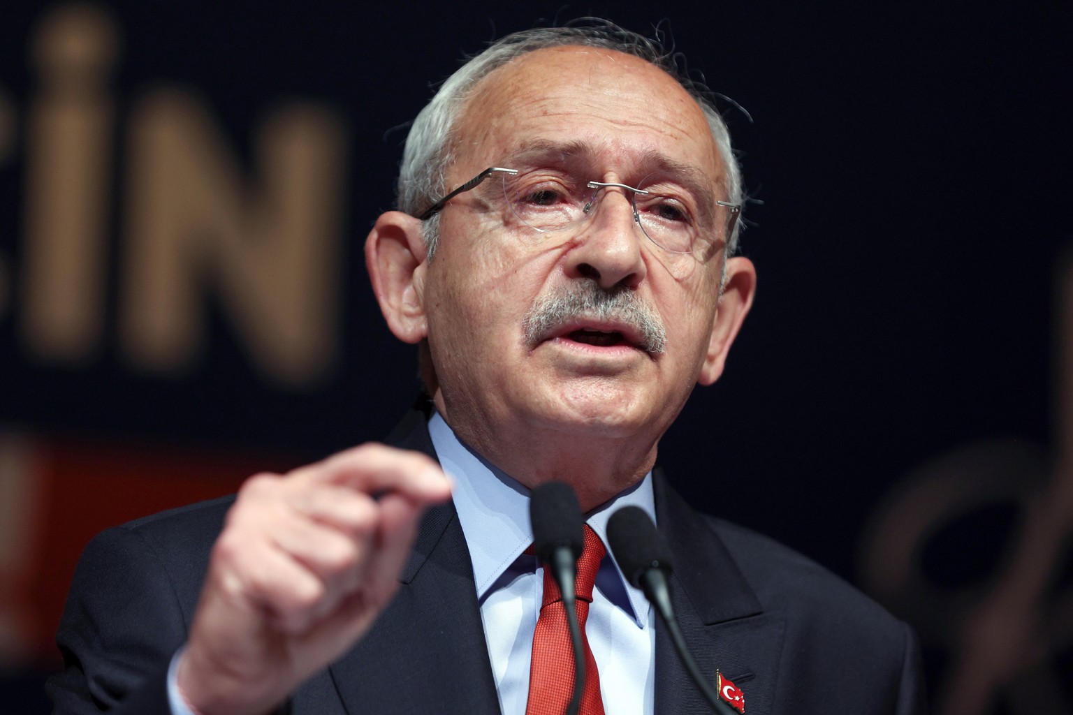 epaselect epa10636210 Turkish presidential candidate Kemal Kilicdaroglu, leader of the opposition Republican People&#039;s Party (CHP), addresses a press conference at CHP&#039;s headquarters in Ankar ...