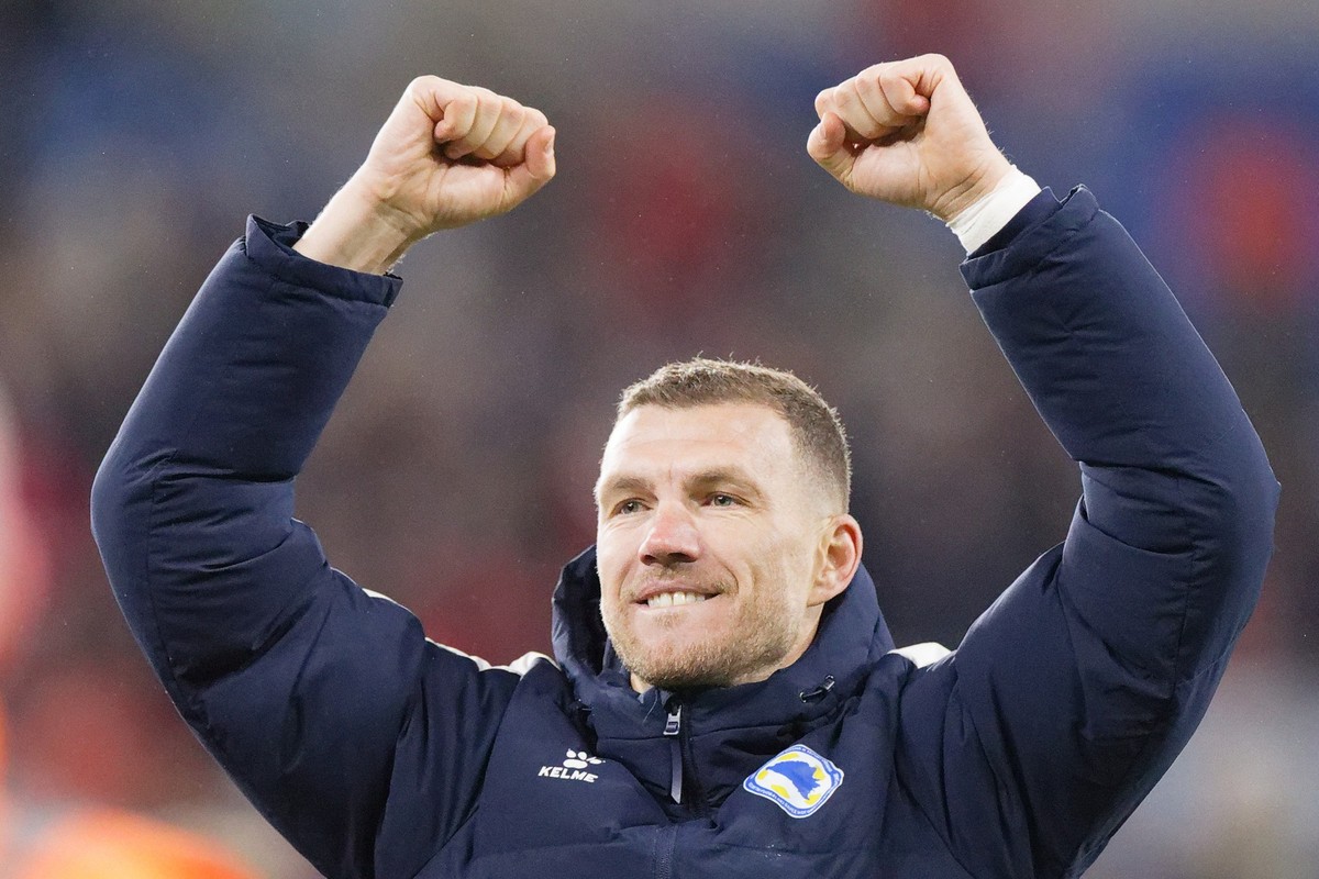 epa12852838 Edin Dzeko of Bosnia and Herzegovina celebrates in front his away supporters after the FIFA World Cup 2026 European playoff between Wales and Bosnia and Herzegovina in Cardiff, Britain, 26 ...