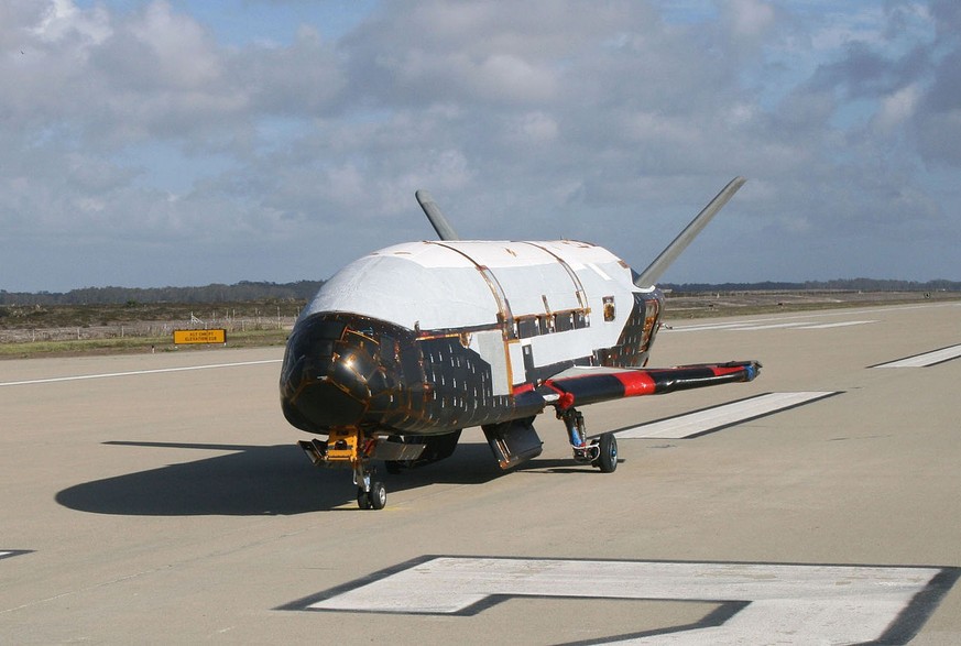 Boeing X-37B bei Rolltests auf der Vandenberg Air Force Base im Oktober 2007.