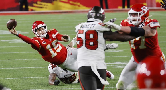 epa08995185 Kansas City Chiefs quarterback Patrick Mahomes (L) manages to get an incomplete pass off to avoid a sack by the Tampa Bay Buccaneers in the fourth quarter of the National Football League S ...